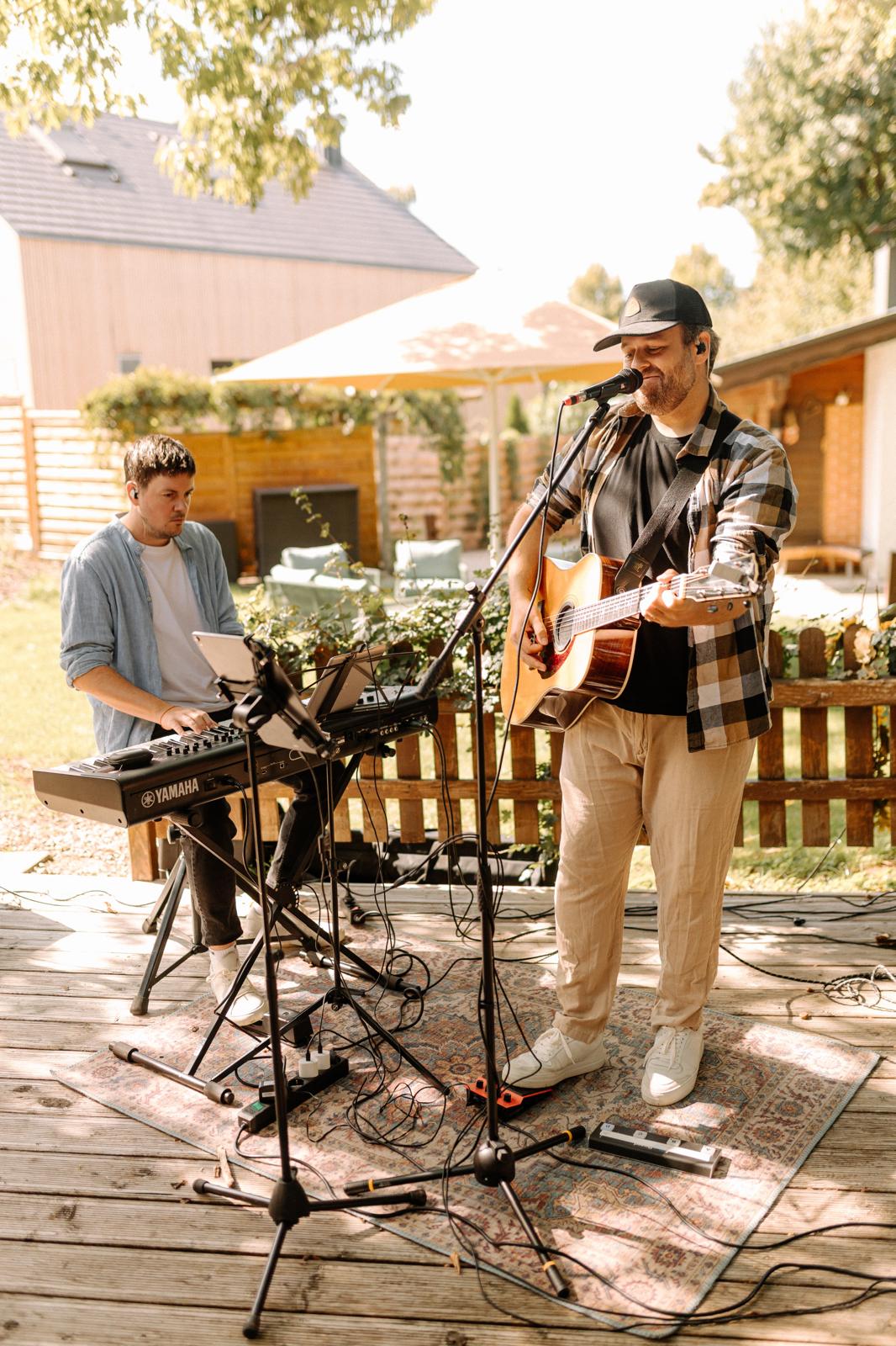 Fabian Bruck mit Gitarre und Gesang, Jan Geiger am Keyboard bei einem Open-Air-Auftritt