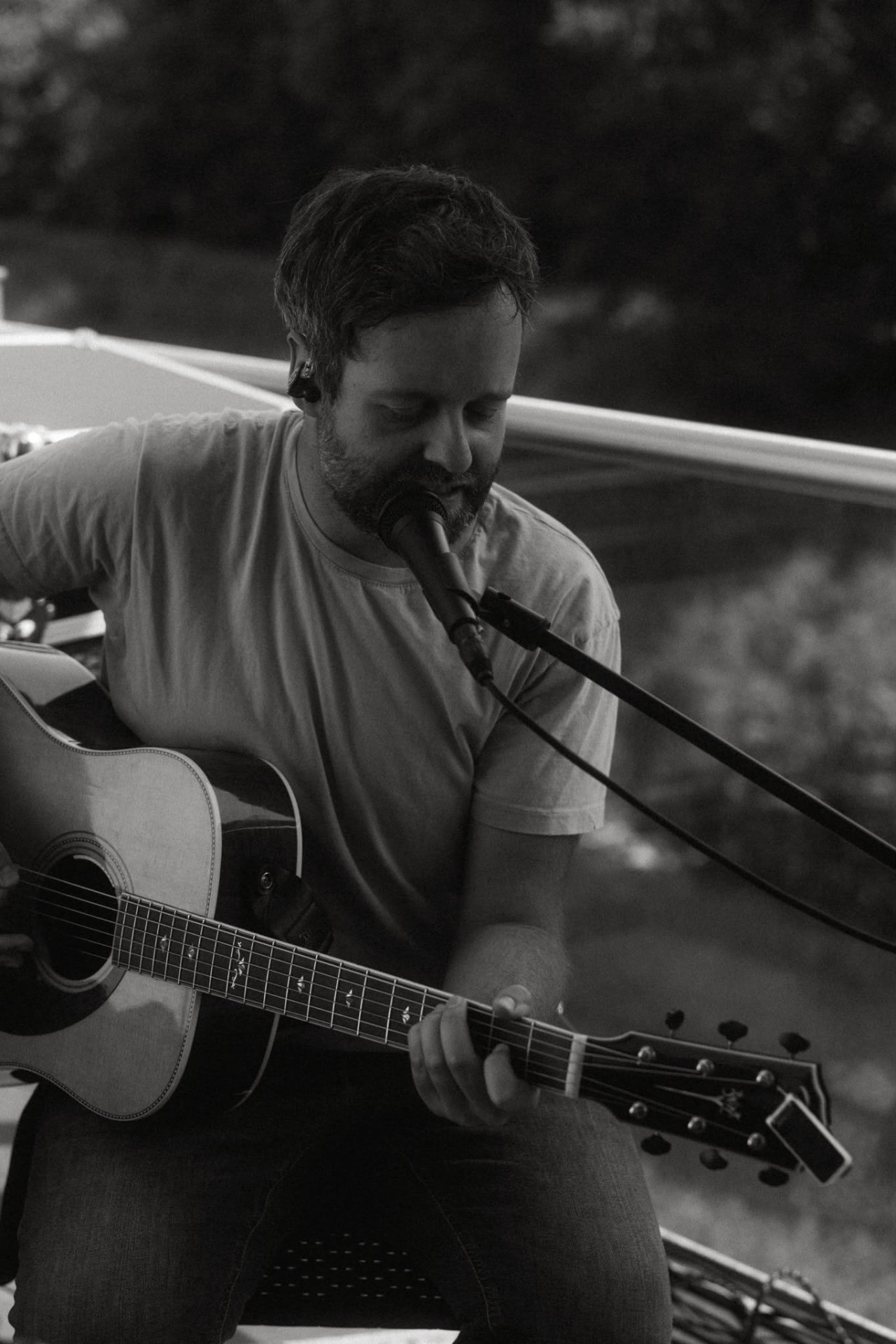 Fabian Bruck solo mit Gesang und Akustikgitarre bei einem Open-Air-Auftritt