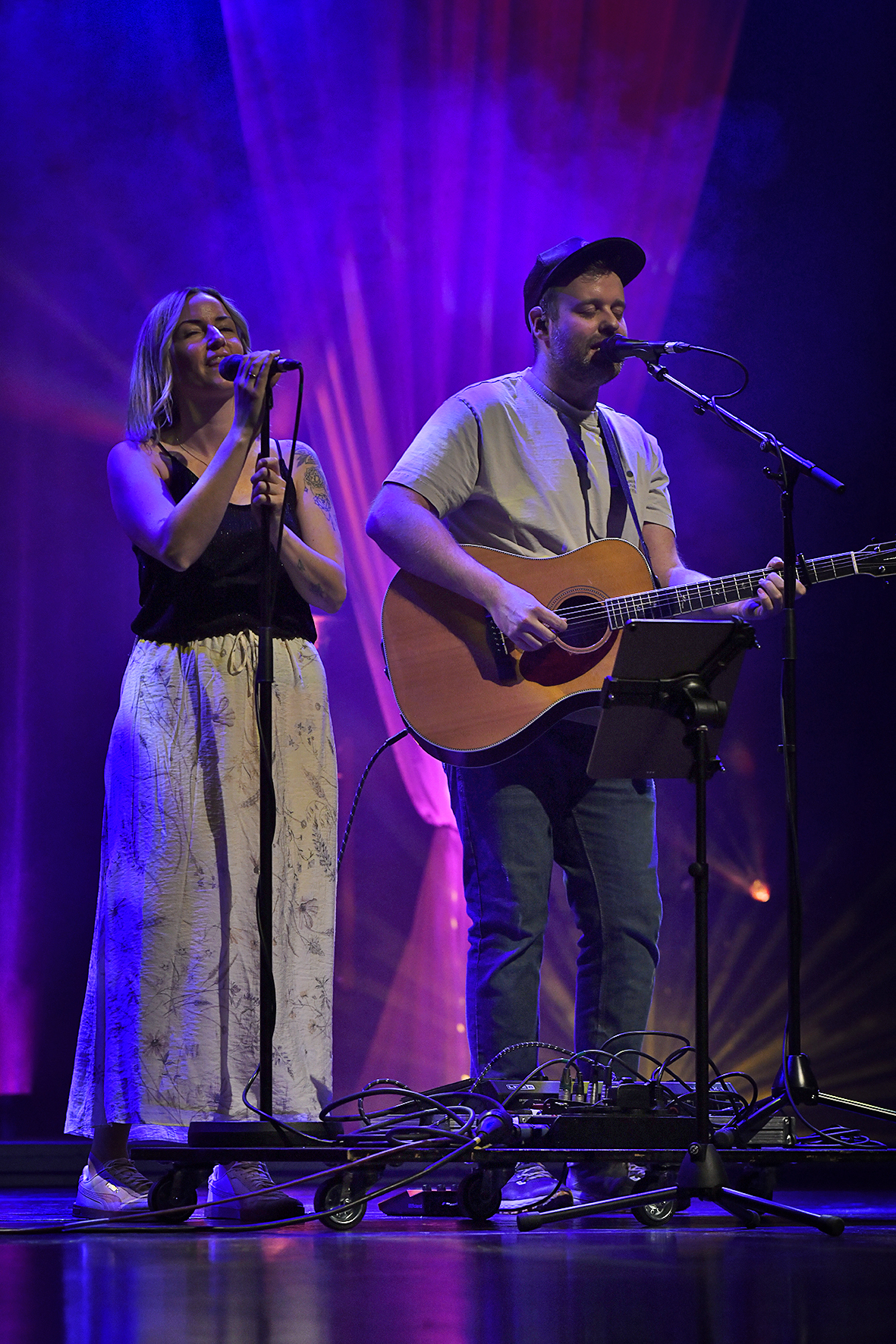 Zweiklang AkustikDuo live: Sängerin am Mikrofon und Fabian Bruck mit Akustikgitarre